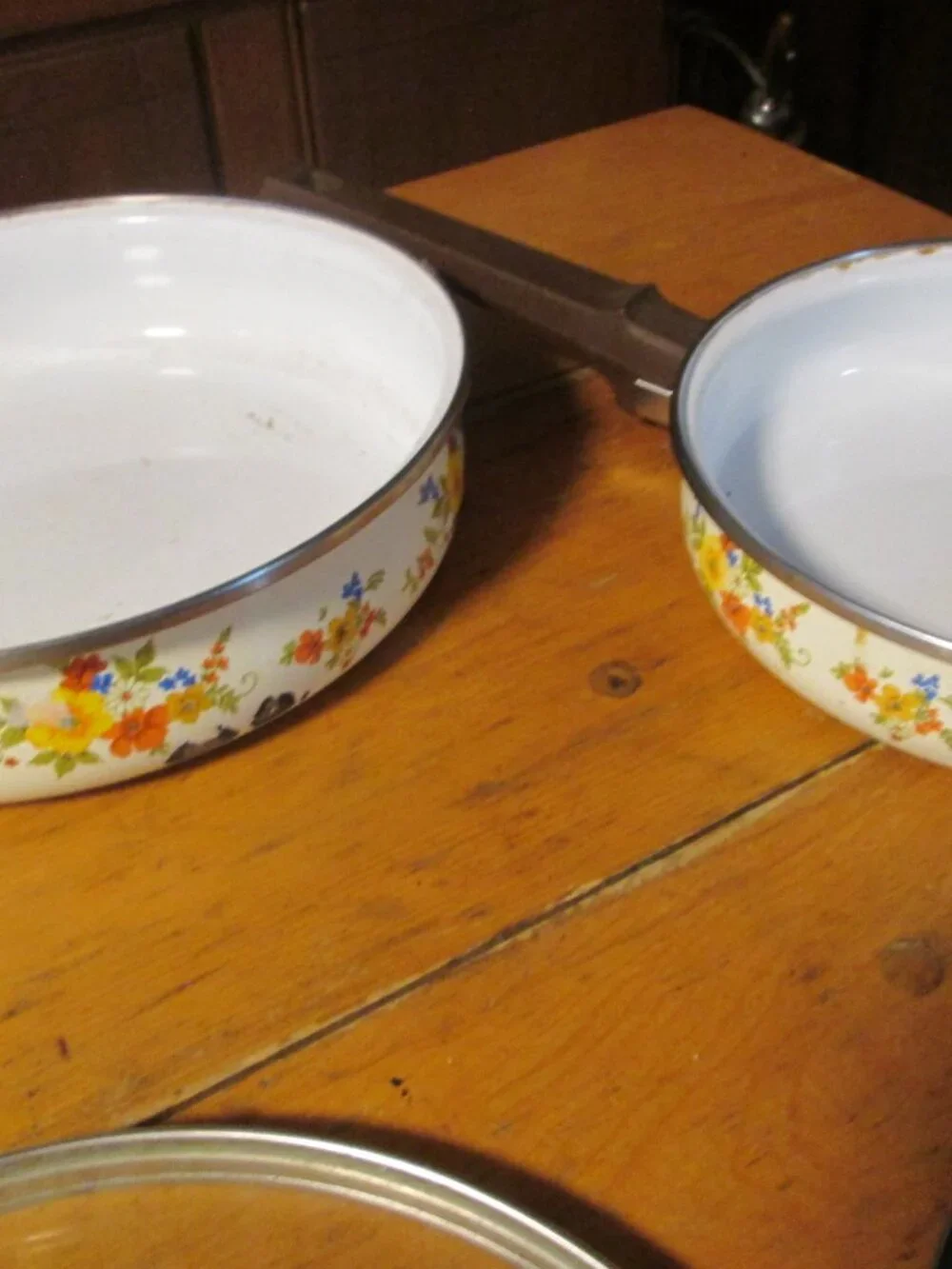 Vtg 70s JMP Cast Iron Enamel ware boho floral fry pans 2  8in 10.5 in w/lids
